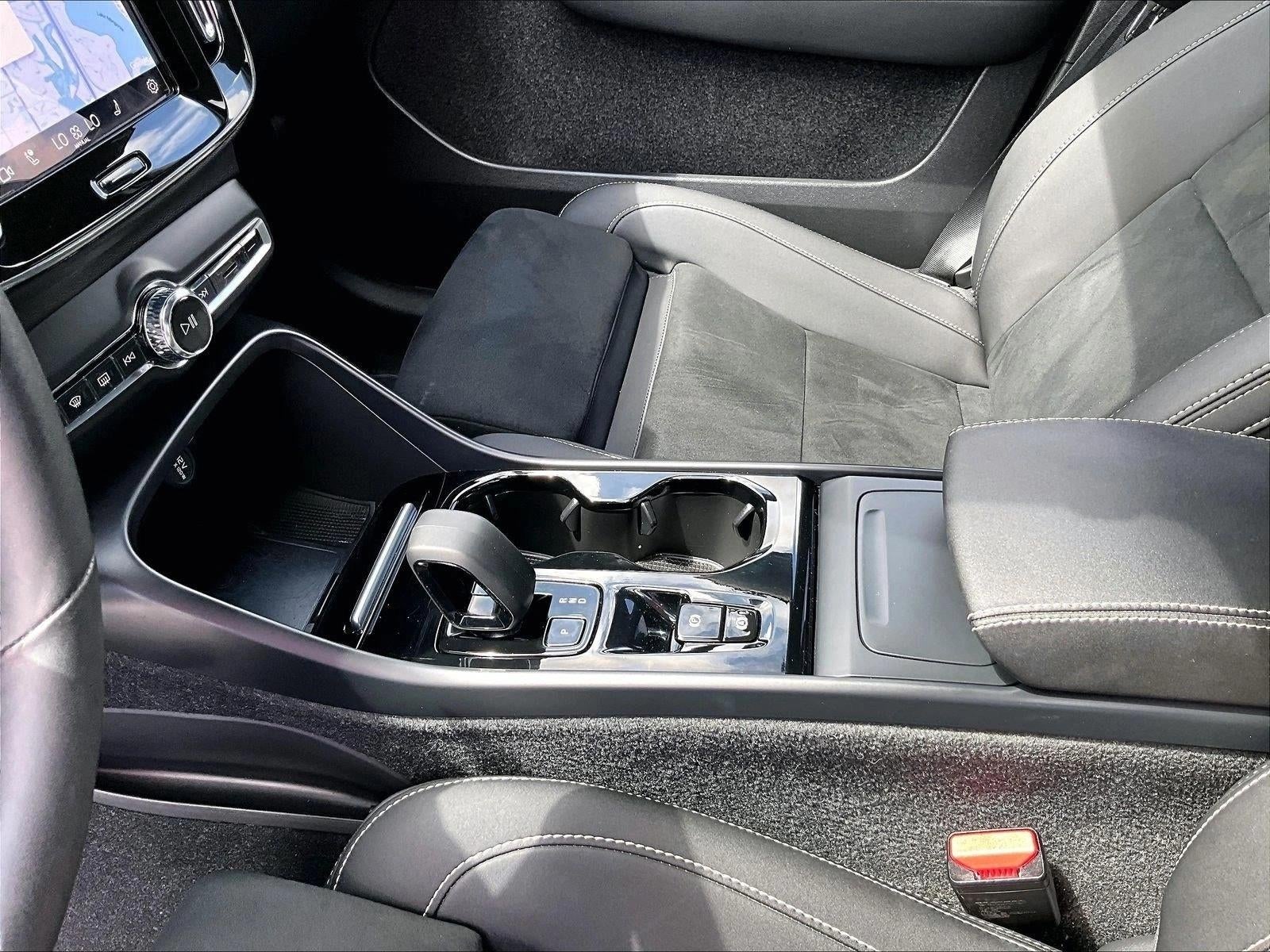 2024 Volvo XC40 Plus Dark Theme