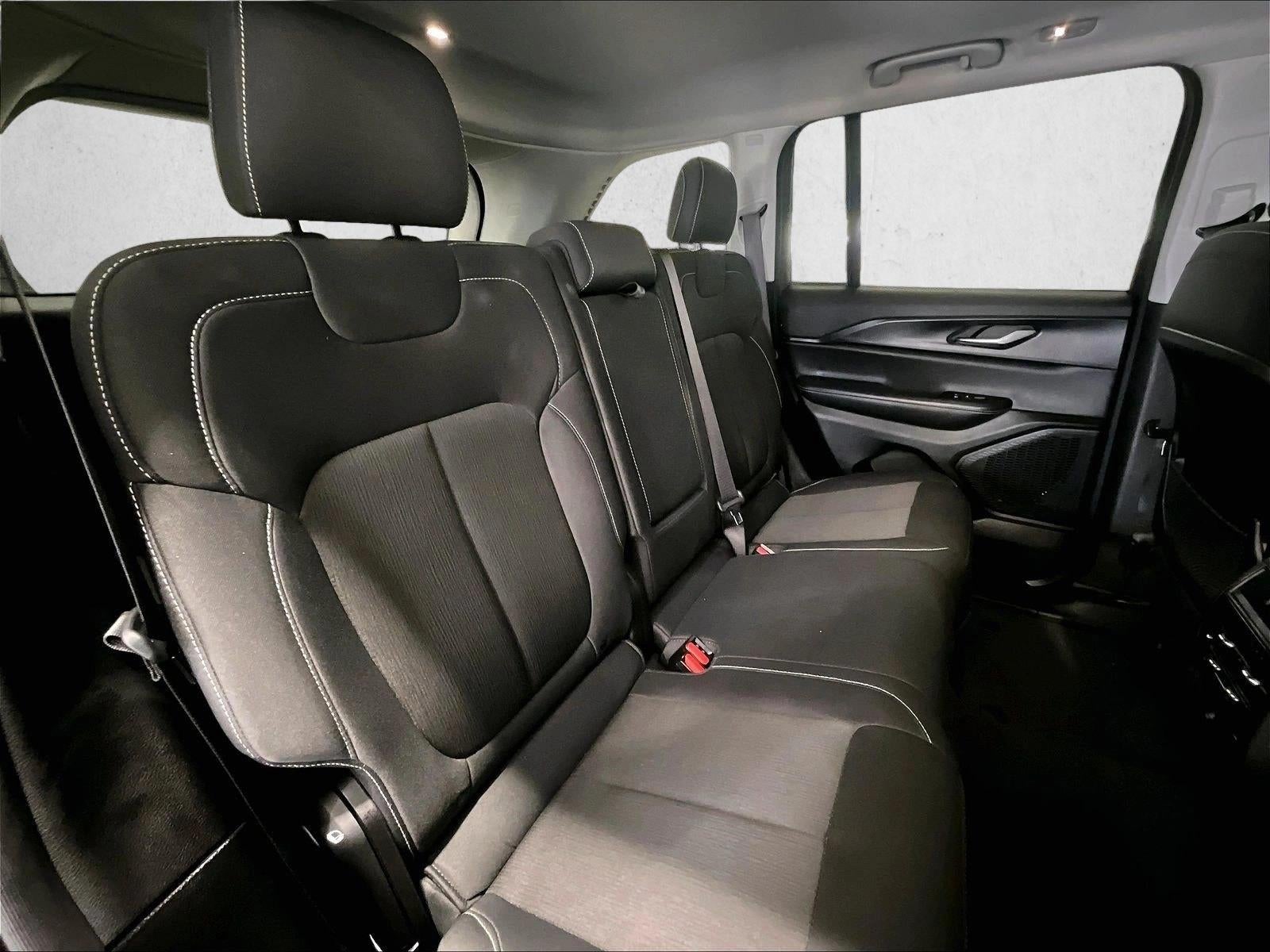 2023 Jeep Grand Cherokee Laredo 4x2