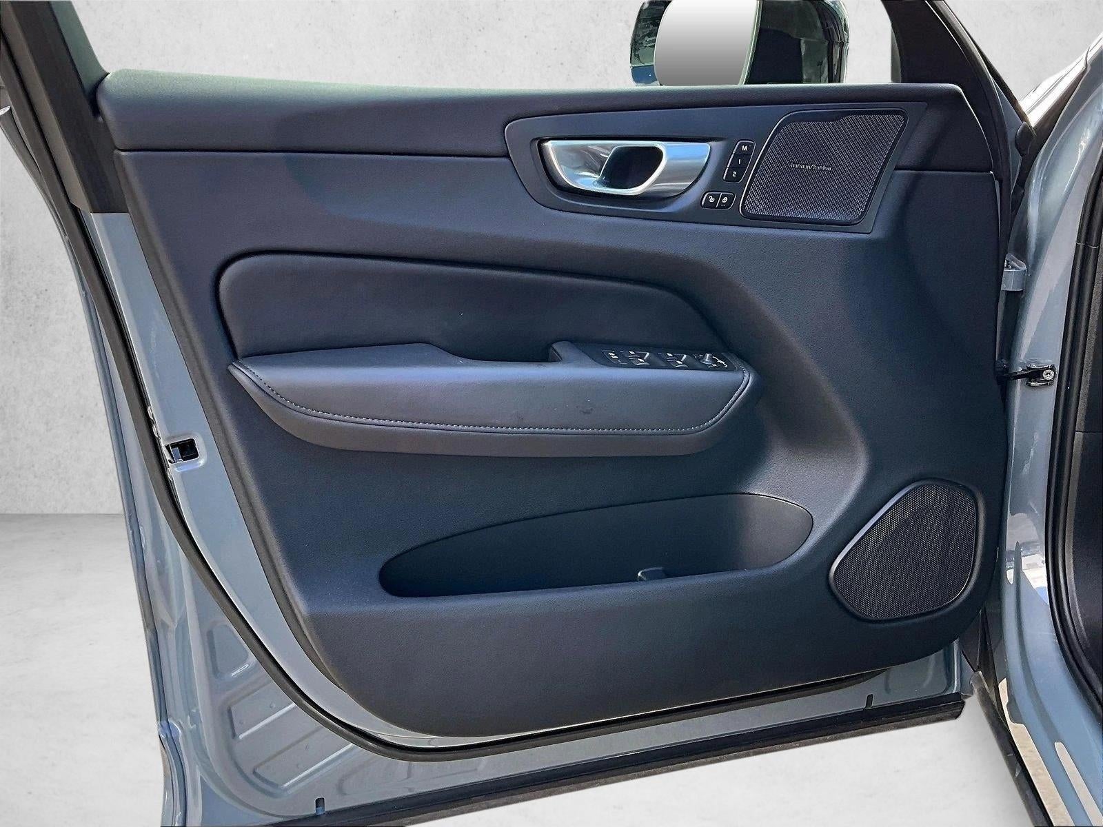 2024 Volvo XC60 Plus Dark Theme