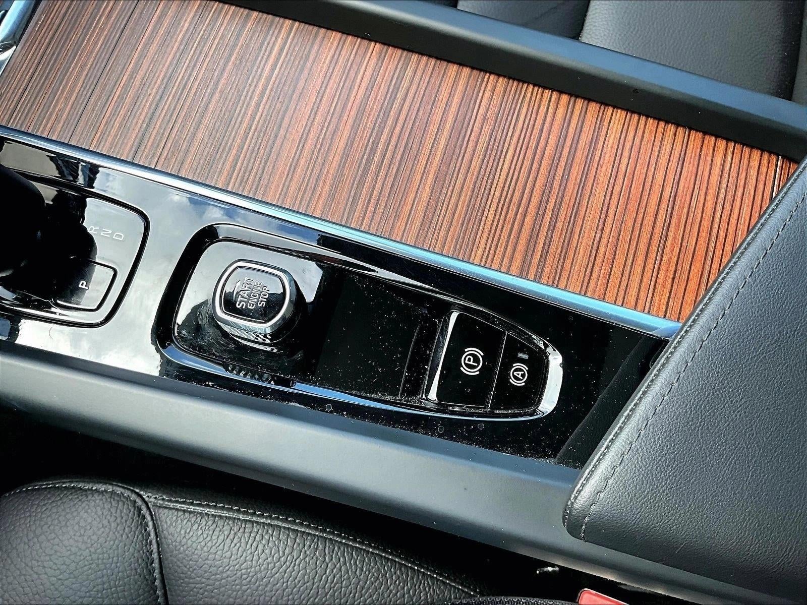 2024 Volvo XC60 Plus Dark Theme