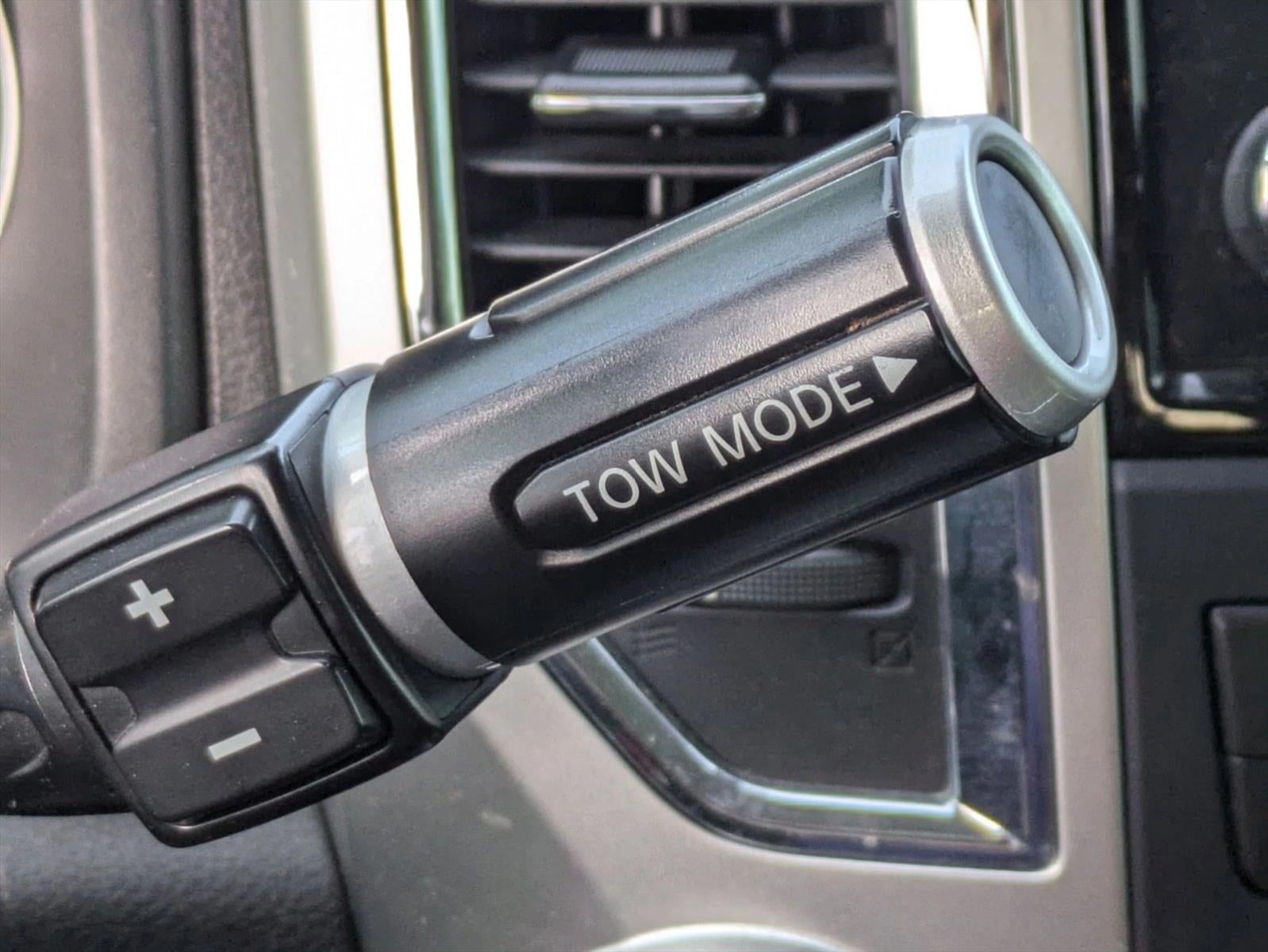 2020 Nissan Titan 4x2 Crew Cab SV