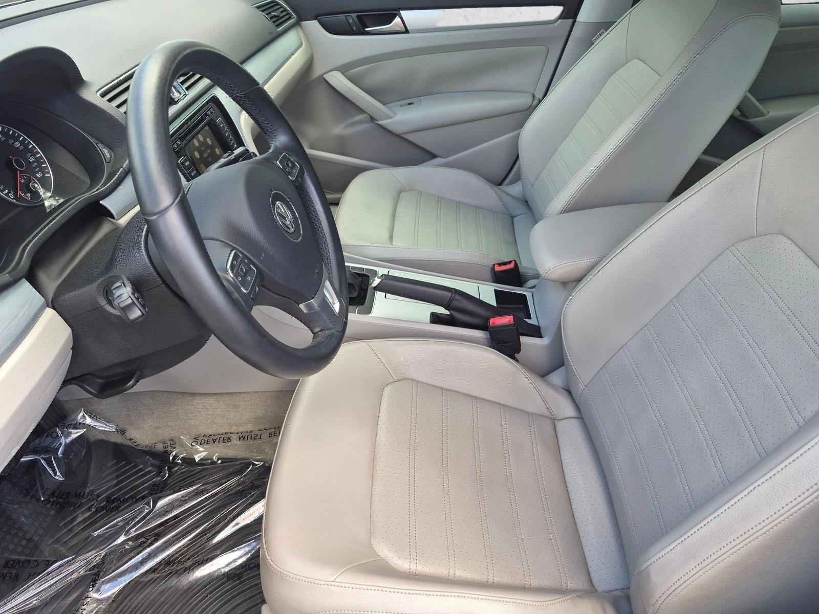2012 Volkswagen Passat 4dr Sdn 3.6L V6 DSG SE w/Sunroof & Nav
