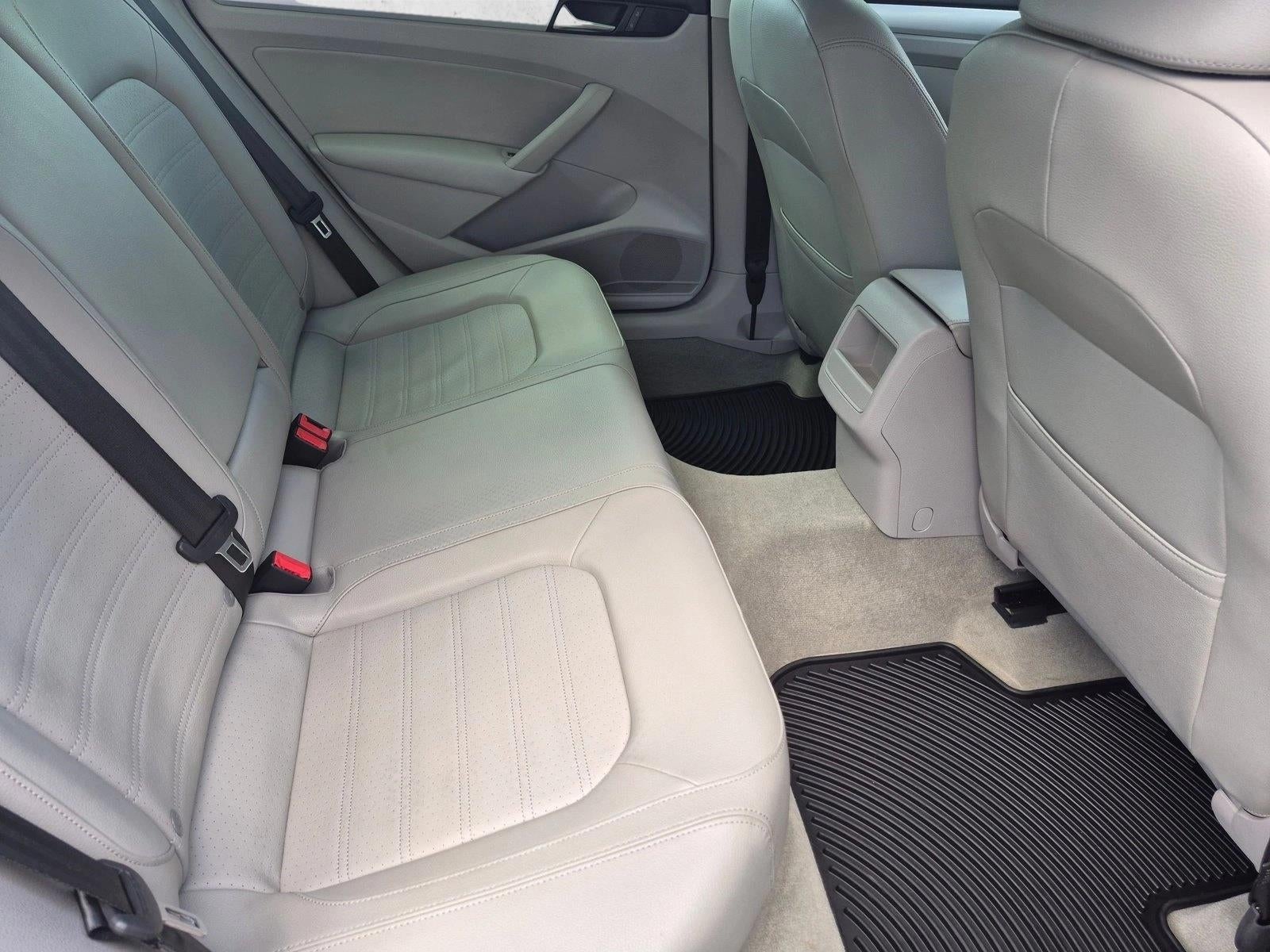 2012 Volkswagen Passat 4dr Sdn 3.6L V6 DSG SE w/Sunroof & Nav