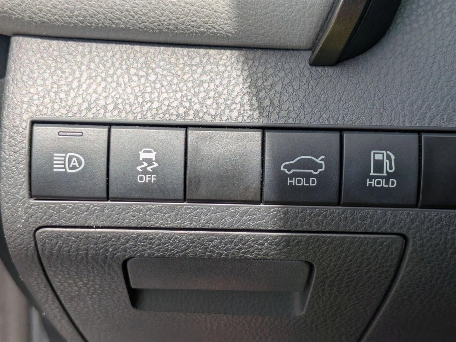 2022 Toyota Camry SE Auto (SE)