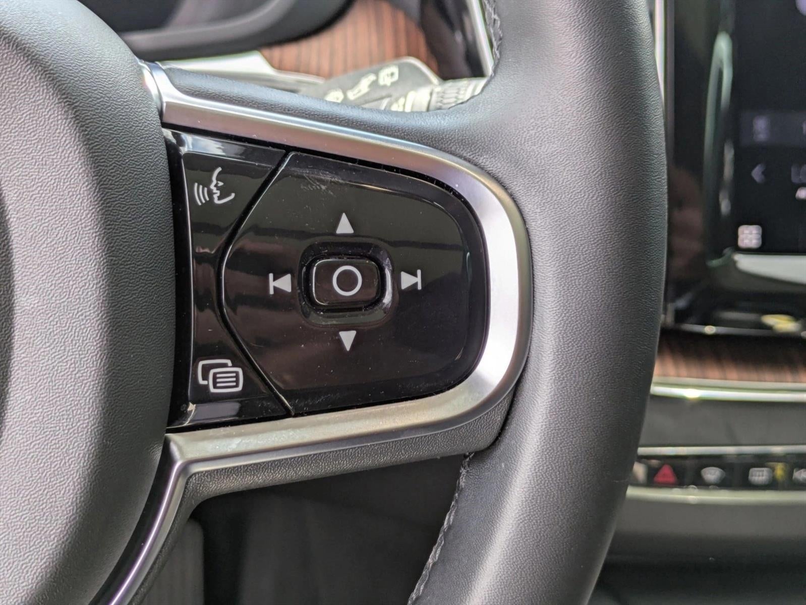 2024 Volvo XC60 B5 AWD Plus Dark Theme