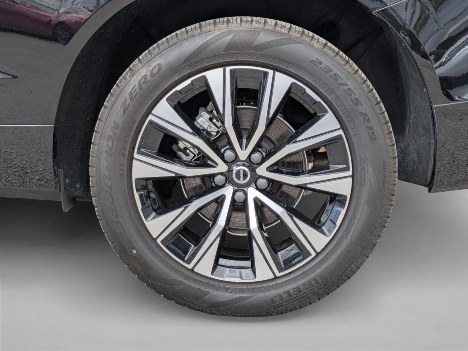 2024 Volvo XC60 B5 AWD Plus Dark Theme