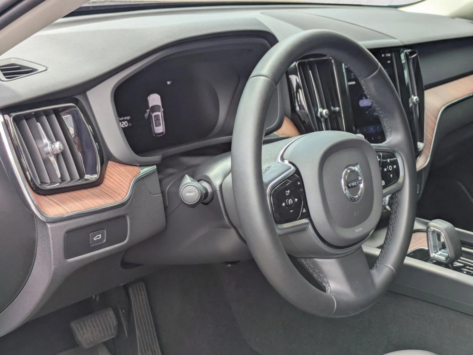 2024 Volvo XC60 B5 AWD Plus Dark Theme