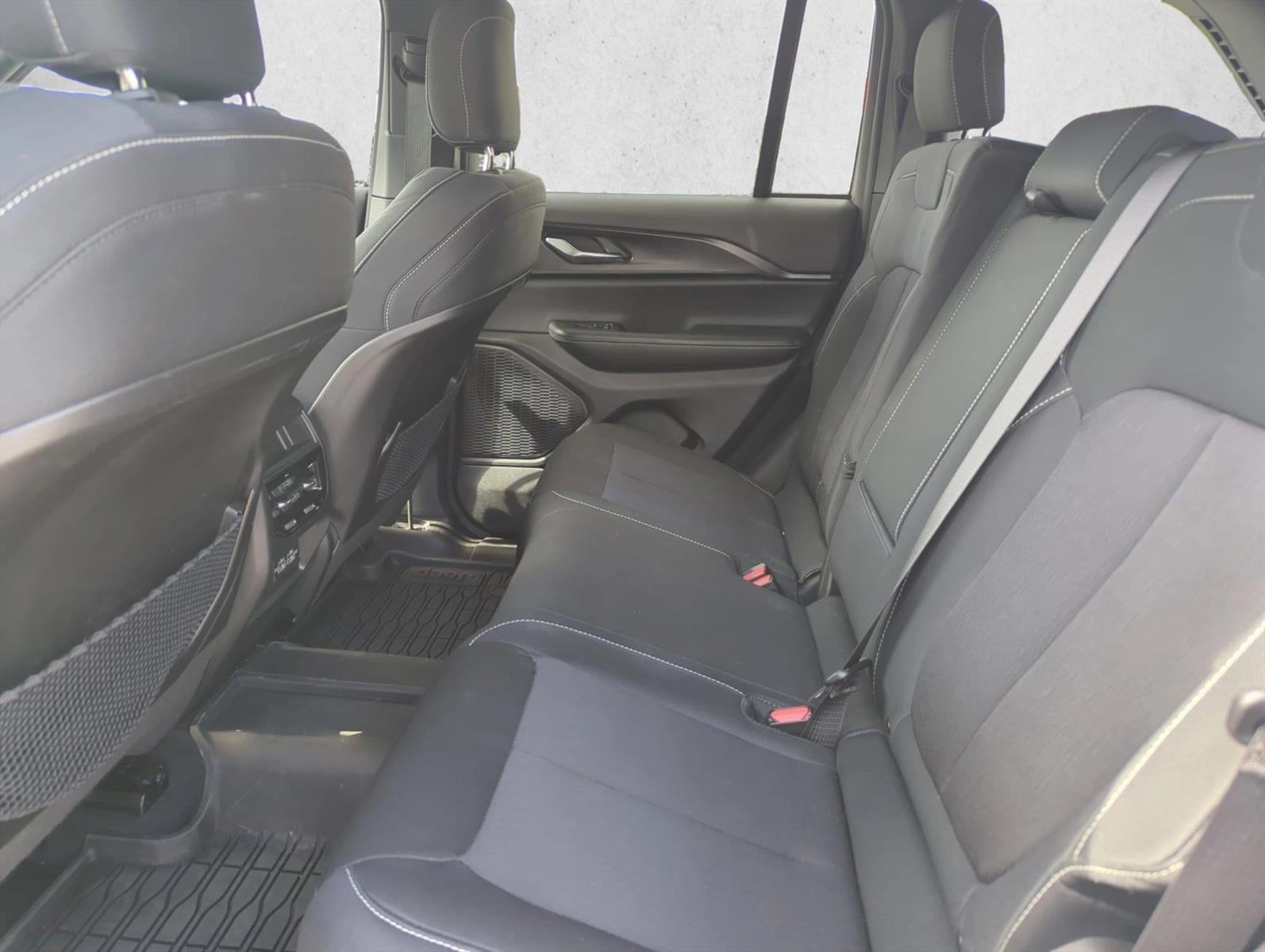 2025 Jeep Grand Cherokee Laredo 4x2