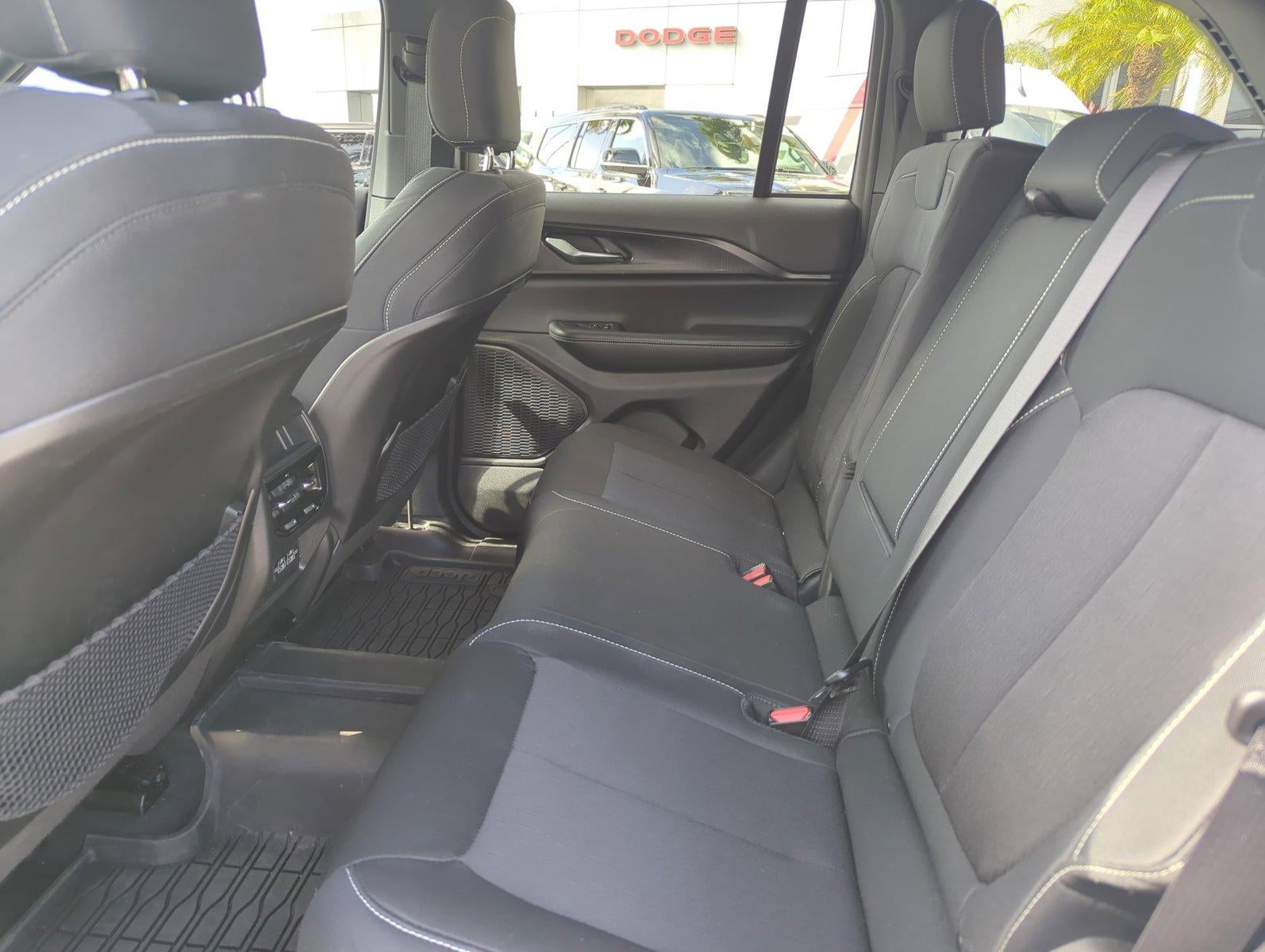 2025 Jeep Grand Cherokee Laredo 4x2