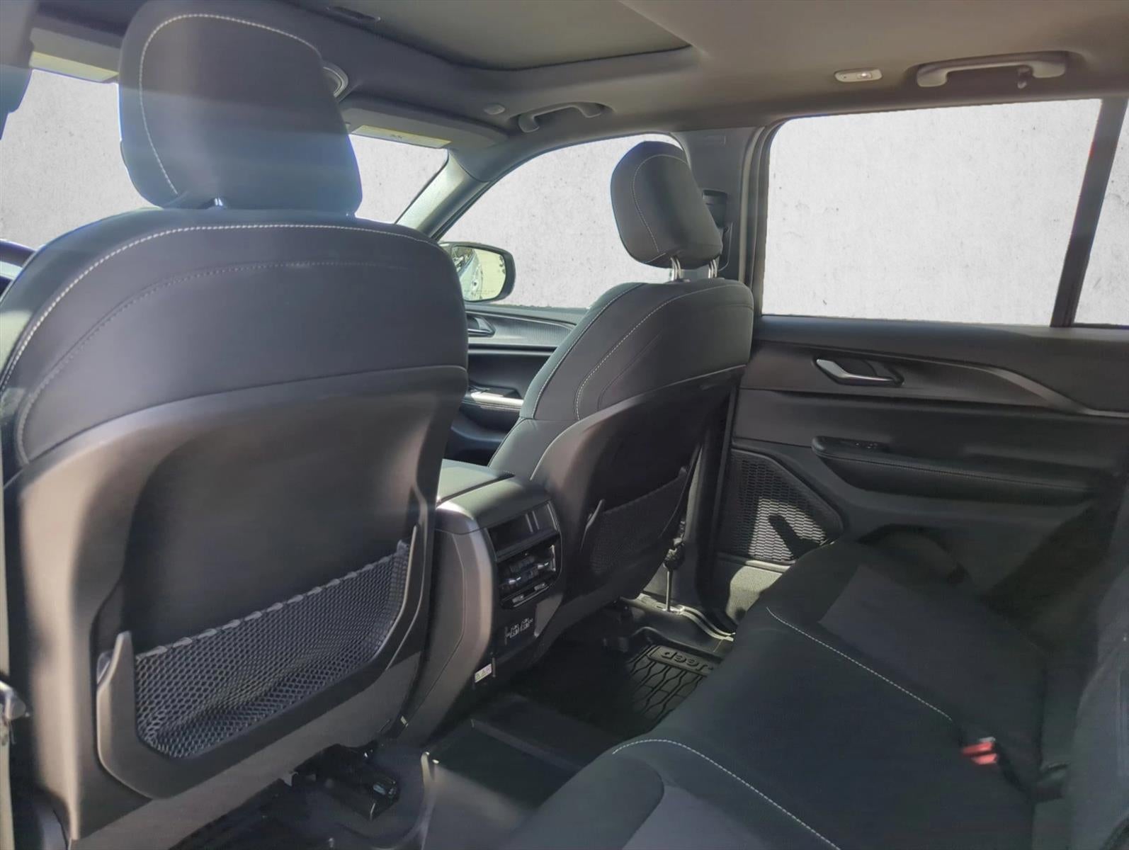 2025 Jeep Grand Cherokee Laredo 4x2