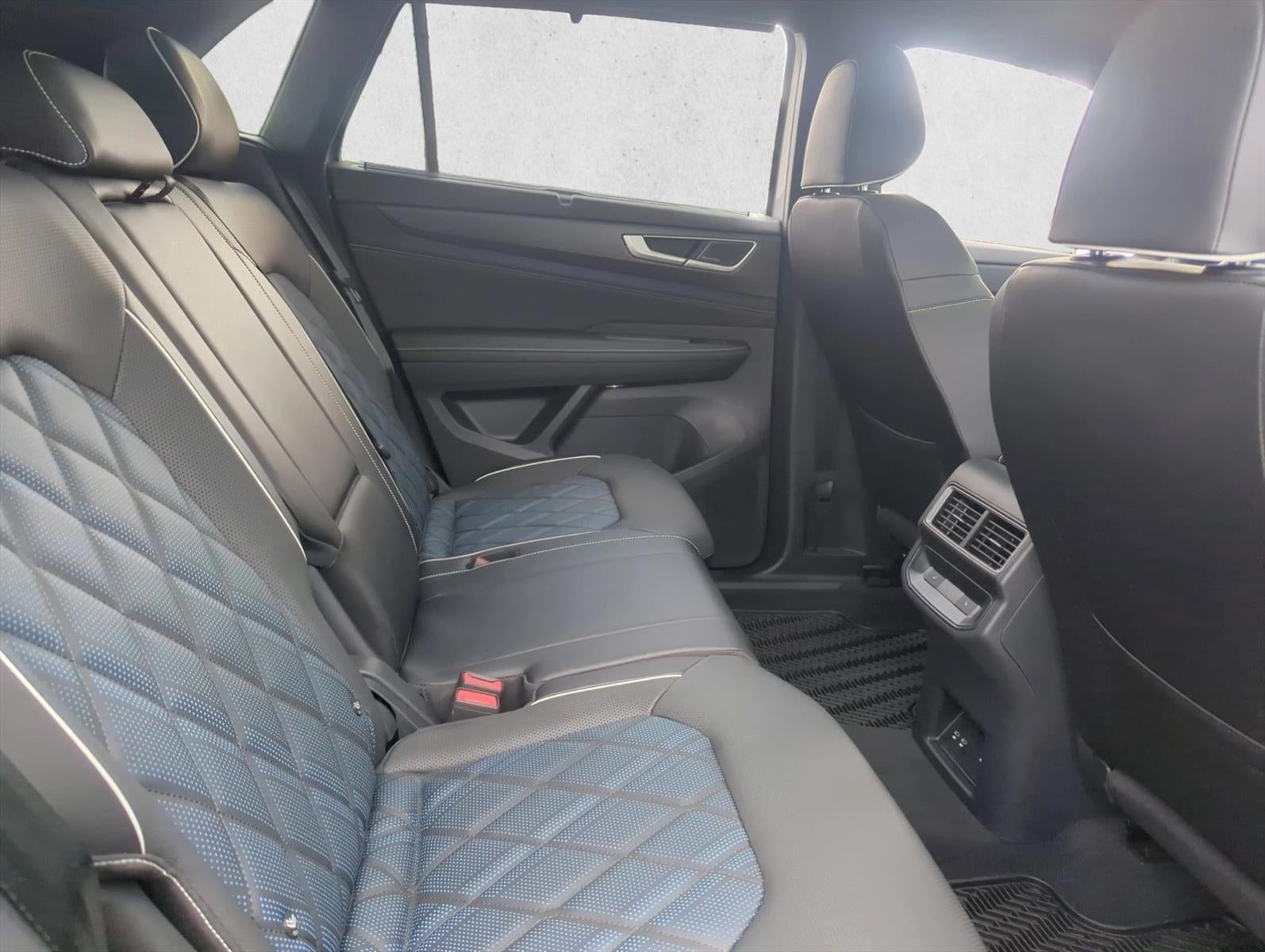 2025 Volkswagen Atlas Cross Sport 2.0T SEL Premium R-Line 4MOTION