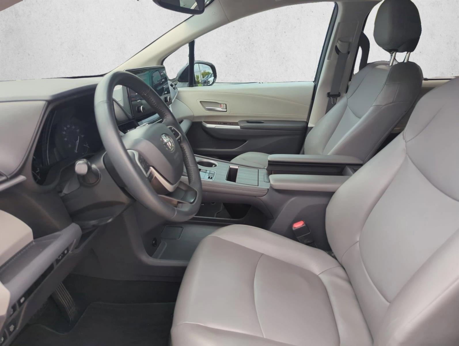 2022 Toyota Sienna XLE FWD 8-Passenger (Natl)