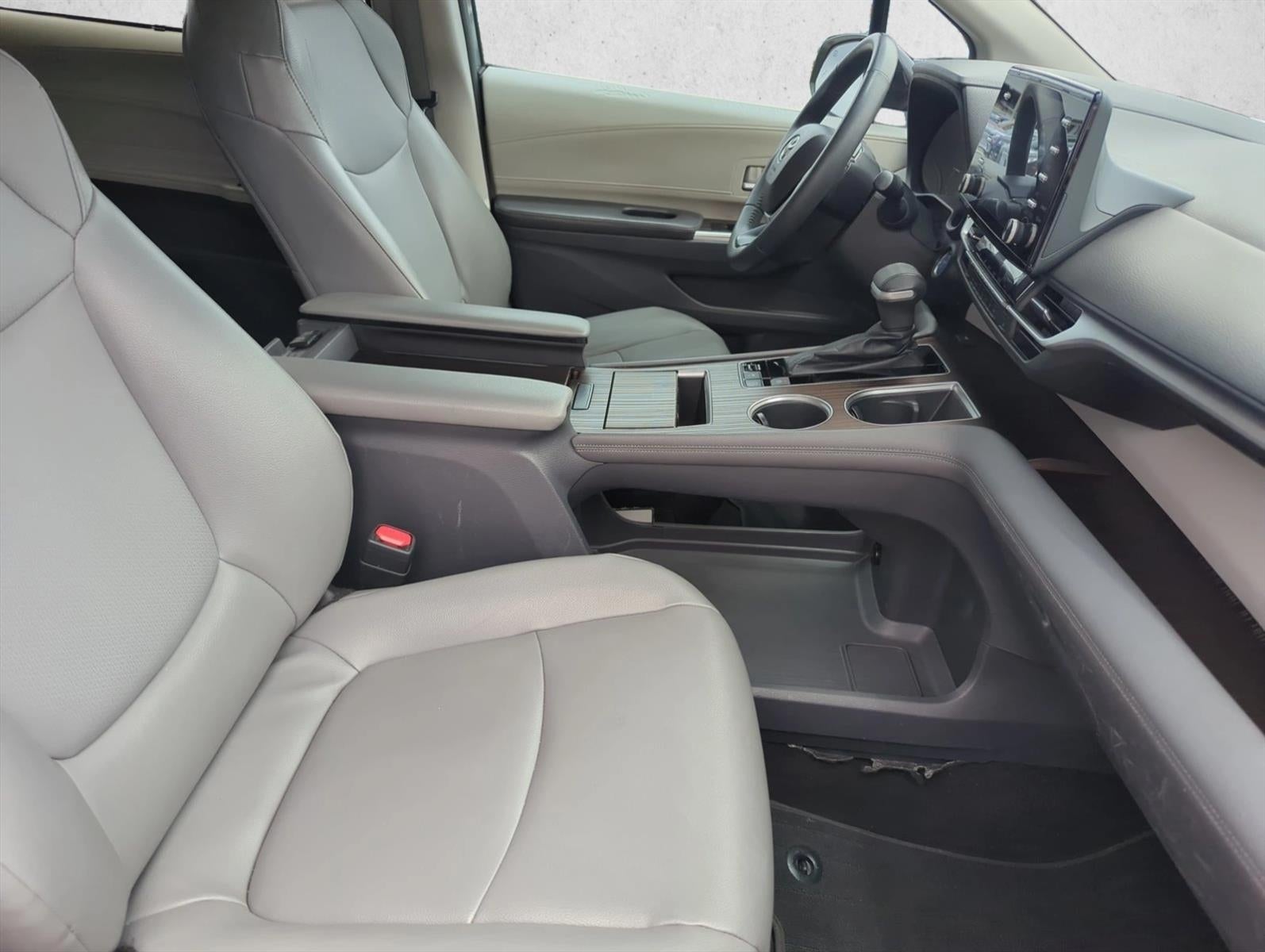 2022 Toyota Sienna XLE FWD 8-Passenger (Natl)