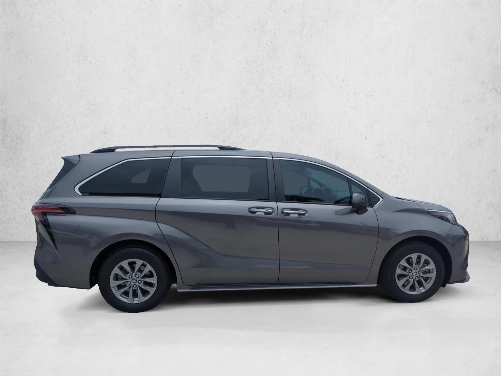 2022 Toyota Sienna XLE FWD 8-Passenger (Natl)