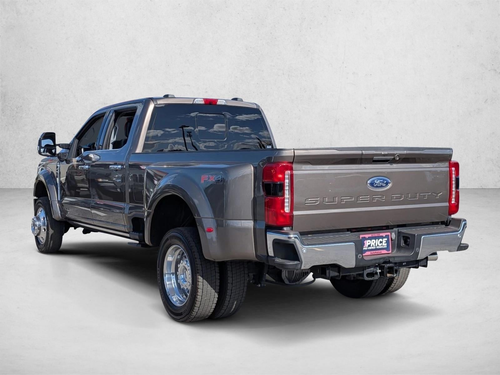 2023 Ford Super Duty F-450 DRW LARIAT 4WD Crew Cab 8' Box