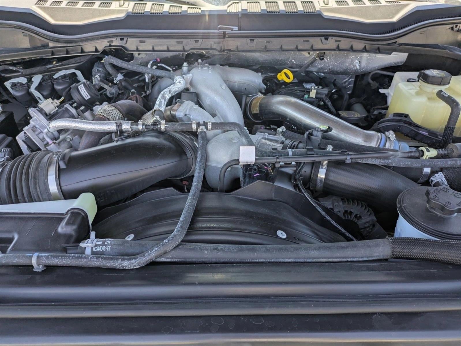 2022 Ford Super Duty F-450 DRW LARIAT 4WD Crew Cab 8' Box