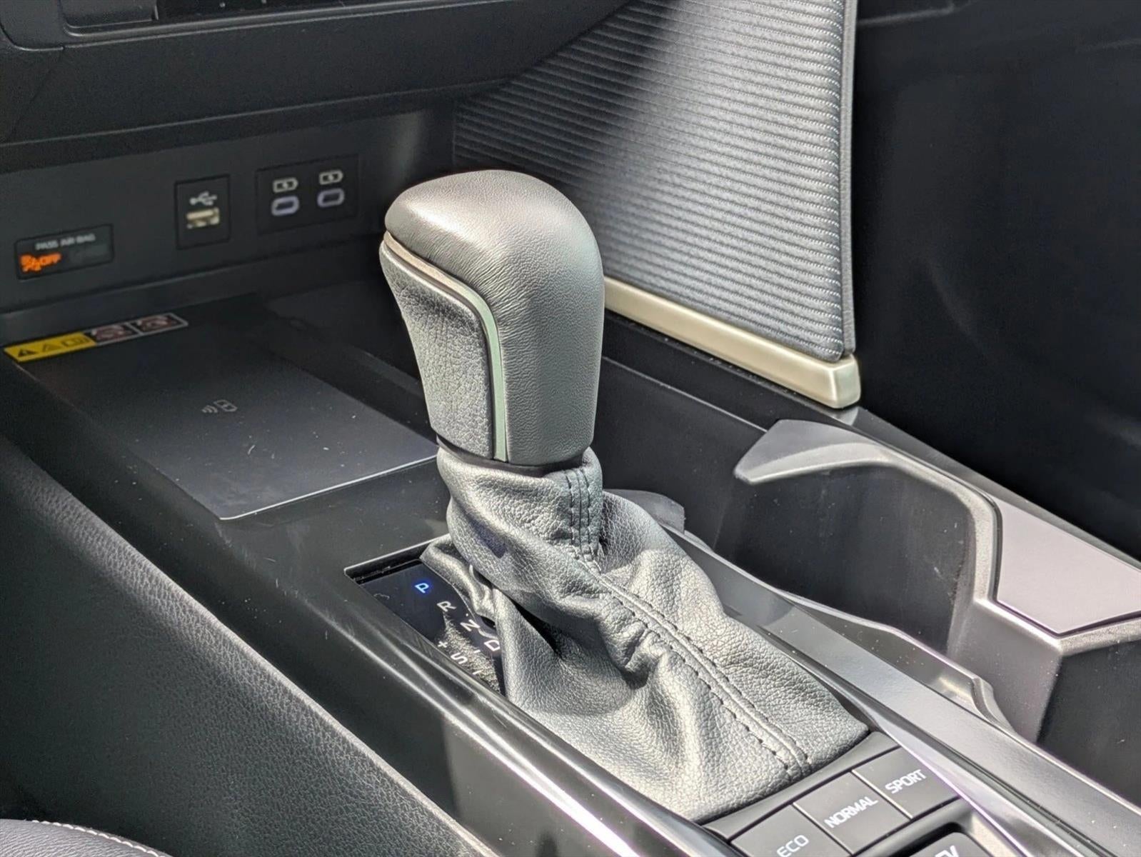 2025 Toyota Camry SE (Natl)
