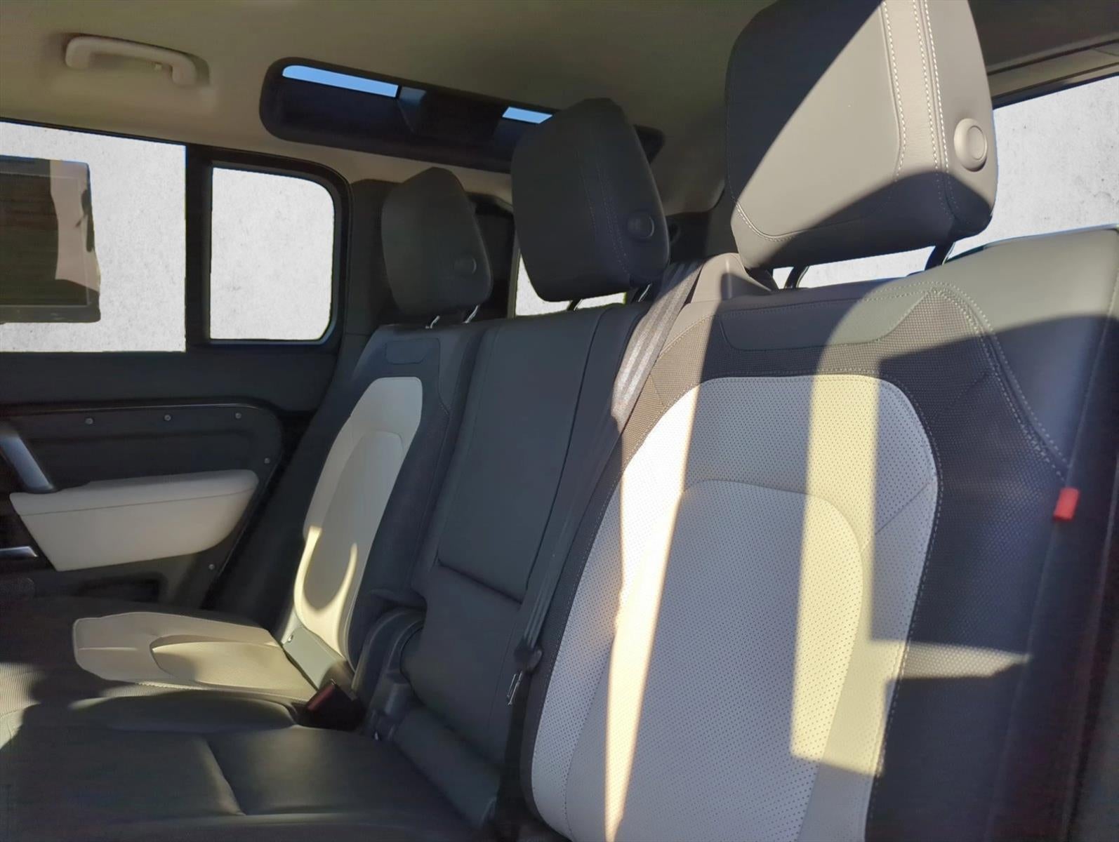 2024 Land Rover Defender 110 P400 X-Dynamic SE