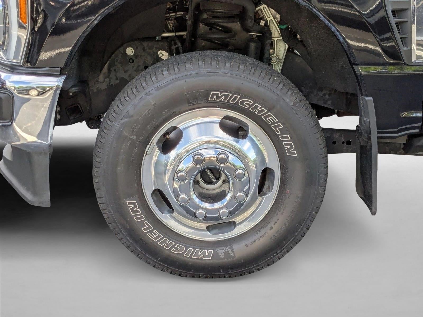2023 Ford Super Duty F-350 DRW LARIAT 4WD Crew Cab 8' Box