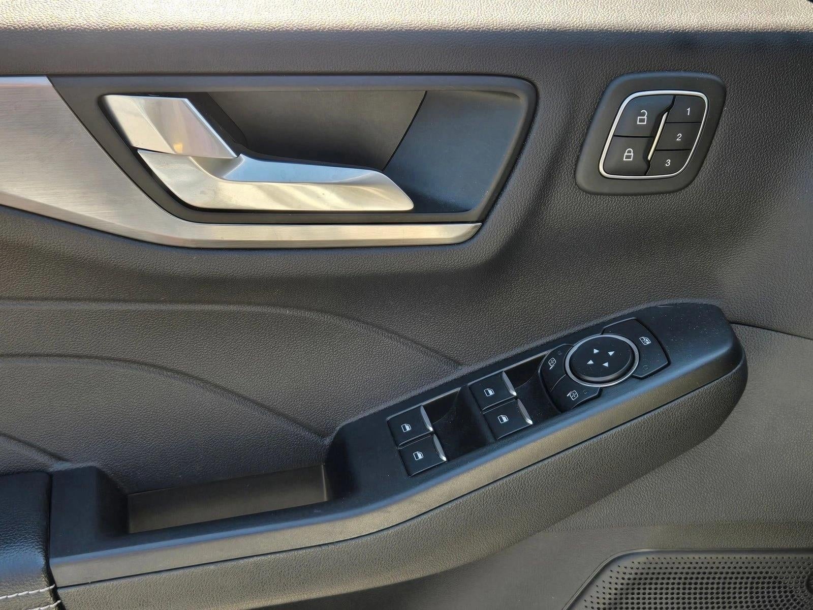 2022 Ford Escape Titanium Hybrid FWD