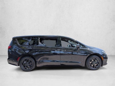 2022 Chrysler Pacifica Hybrid Limited FWD