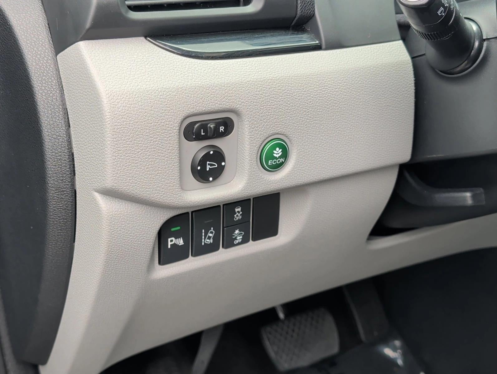 2016 Honda Pilot AWD Touring with DVD Rear Entertainment System and Navigation