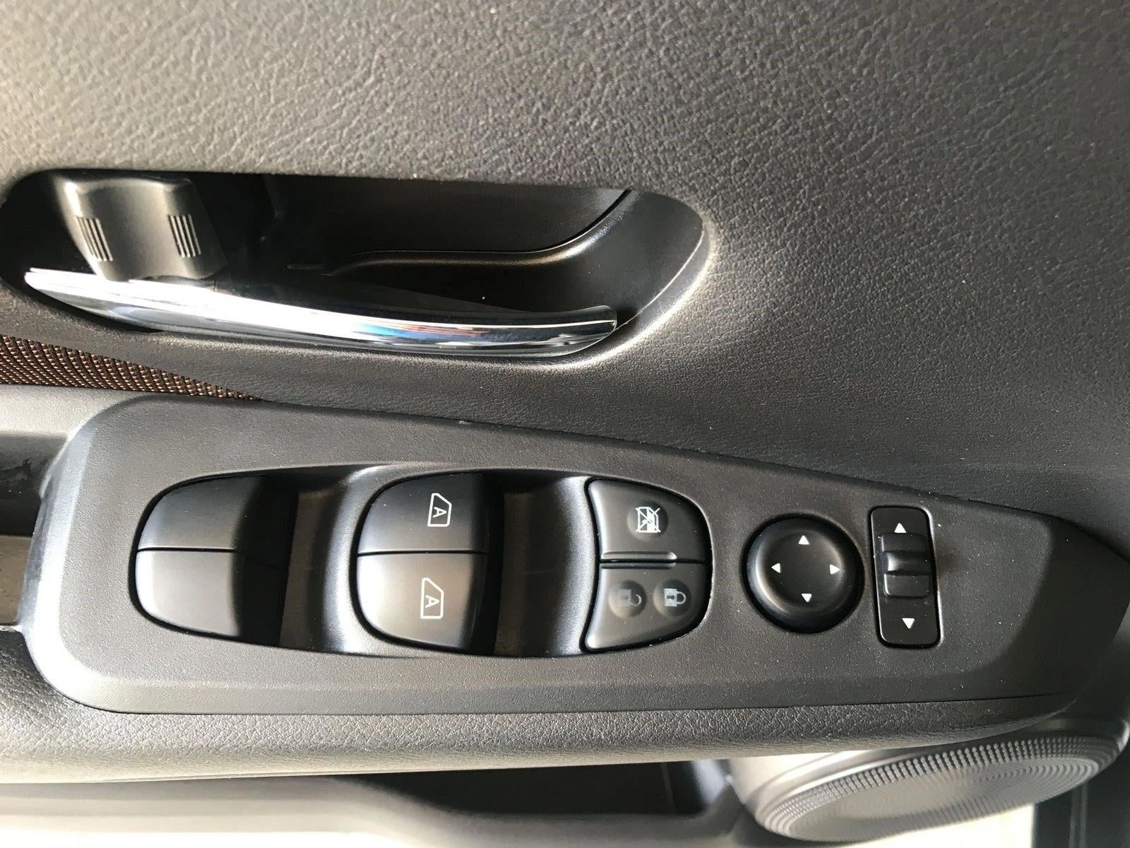 2023 Nissan Kicks SR FWD