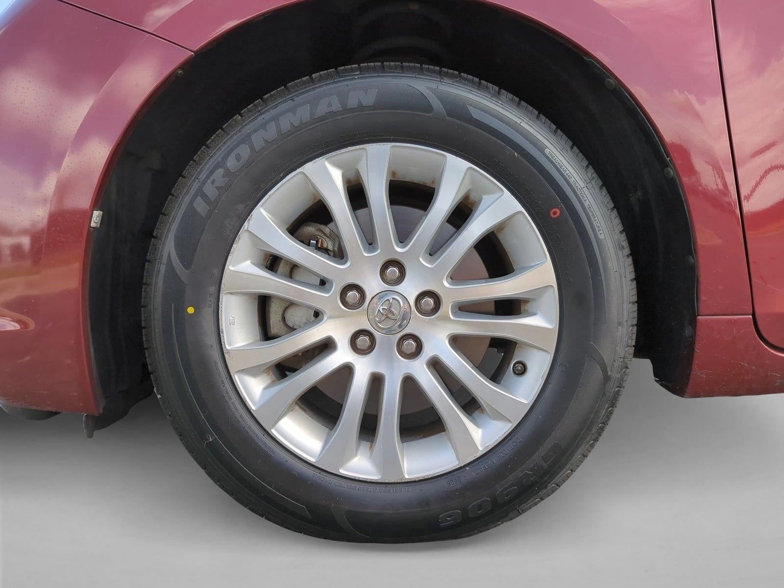 2017 Toyota Sienna XLE FWD 8-Passenger (Natl)