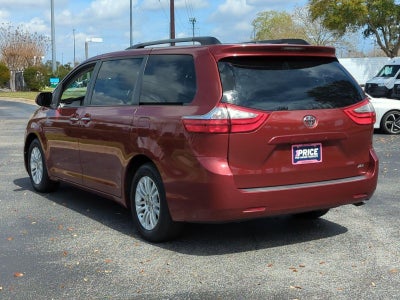 2017 Toyota Sienna XLE FWD 8-Passenger (Natl)