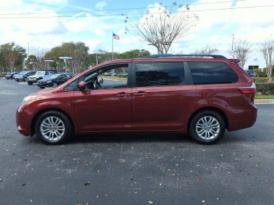 2017 Toyota Sienna XLE FWD 8-Passenger (Natl)