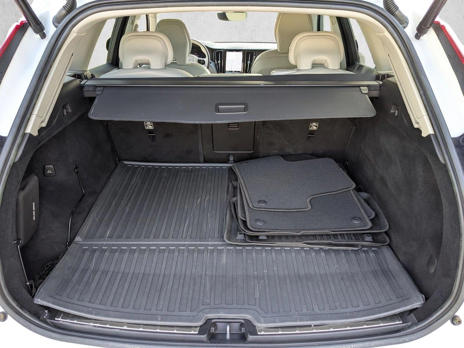 2023 Volvo XC60 Recharge Plug-In Hybrid T8 eAWD PHEV Ultimate Dark Theme