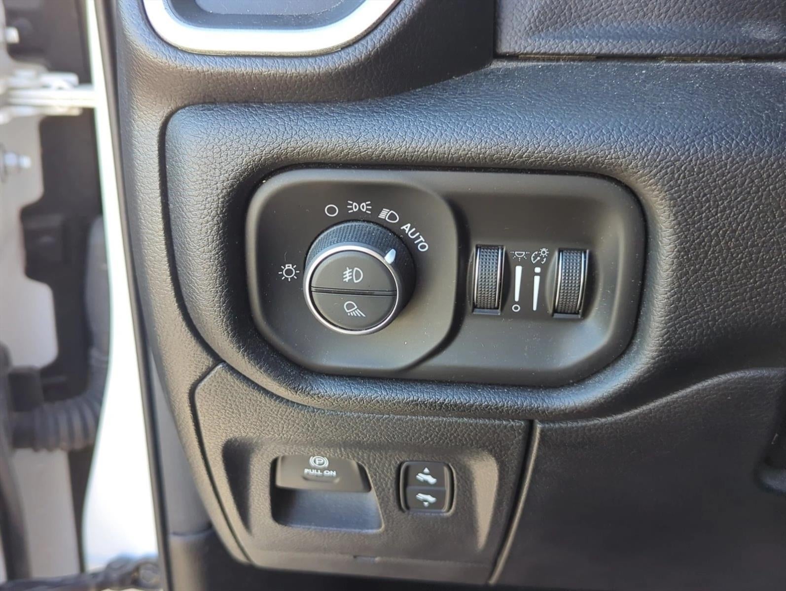 2020 RAM 1500 Laramie 4x4 Crew Cab 5'7" Box