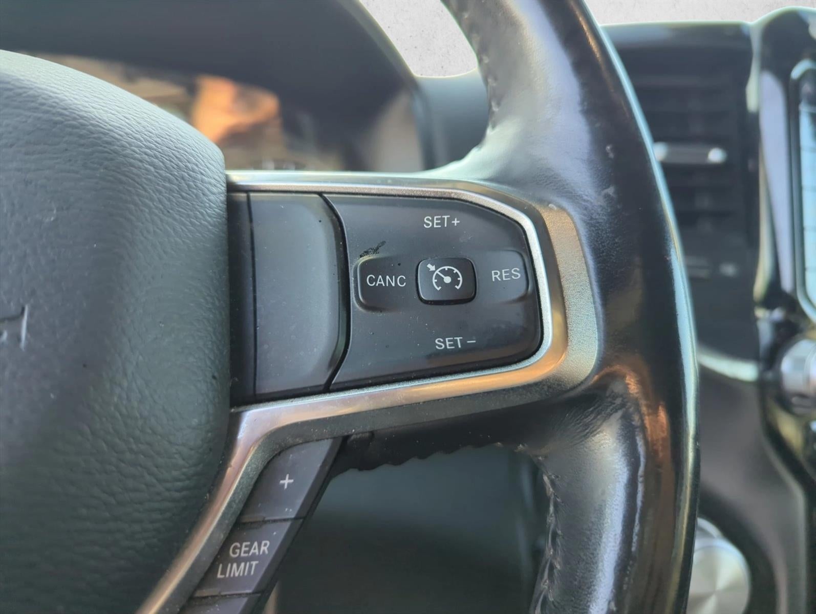 2020 RAM 1500 Laramie 4x4 Crew Cab 5'7" Box