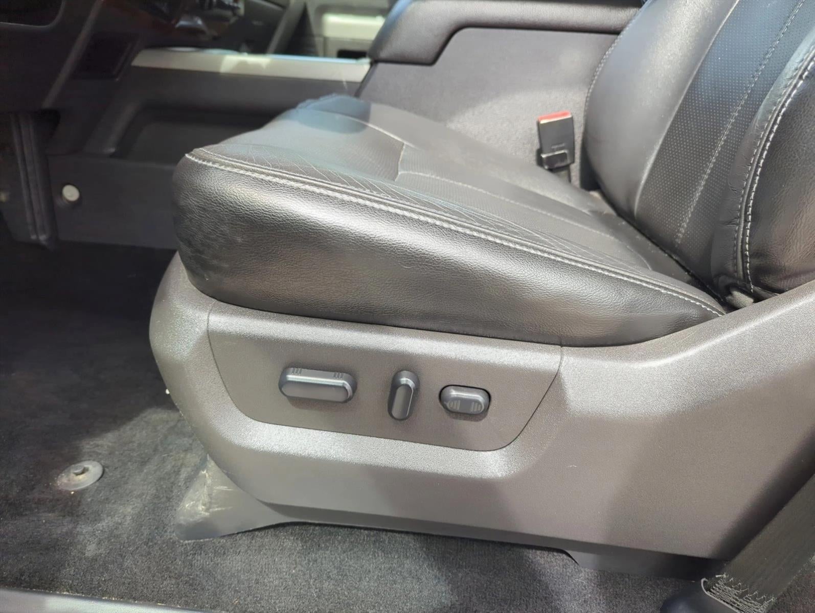 2016 Ford Super Duty F-350 DRW 4WD Crew Cab 8 Ft Box Lariat