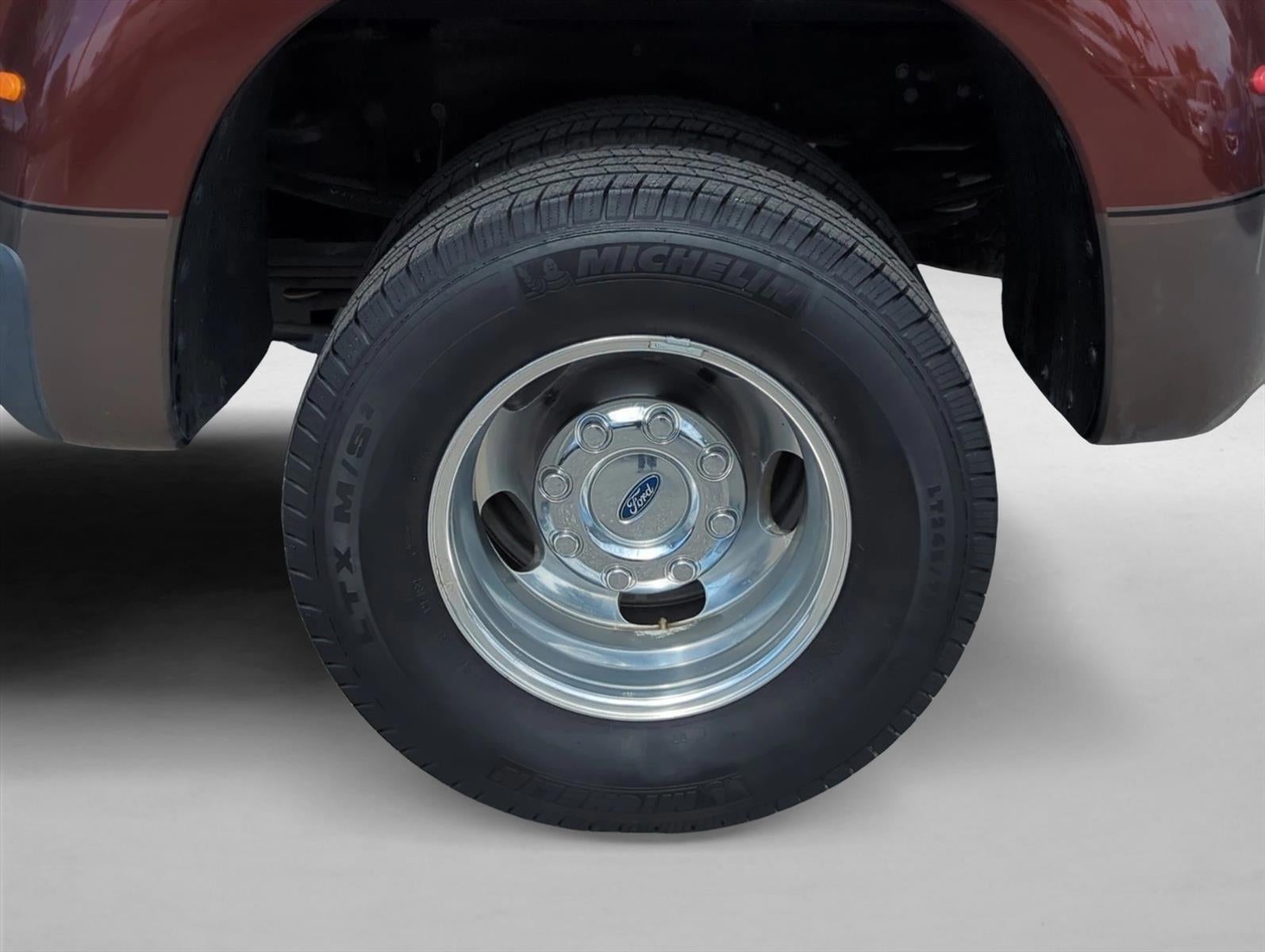 2016 Ford Super Duty F-350 DRW 4WD Crew Cab 8 Ft Box Lariat