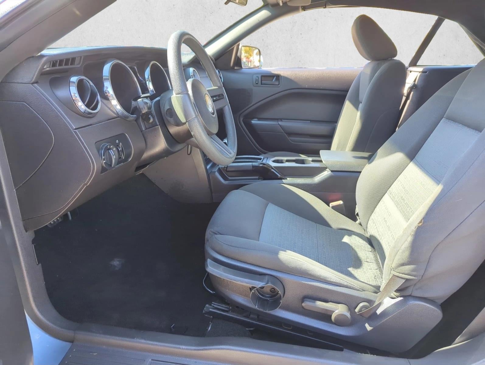 2007 Ford Mustang 2dr Conv Deluxe