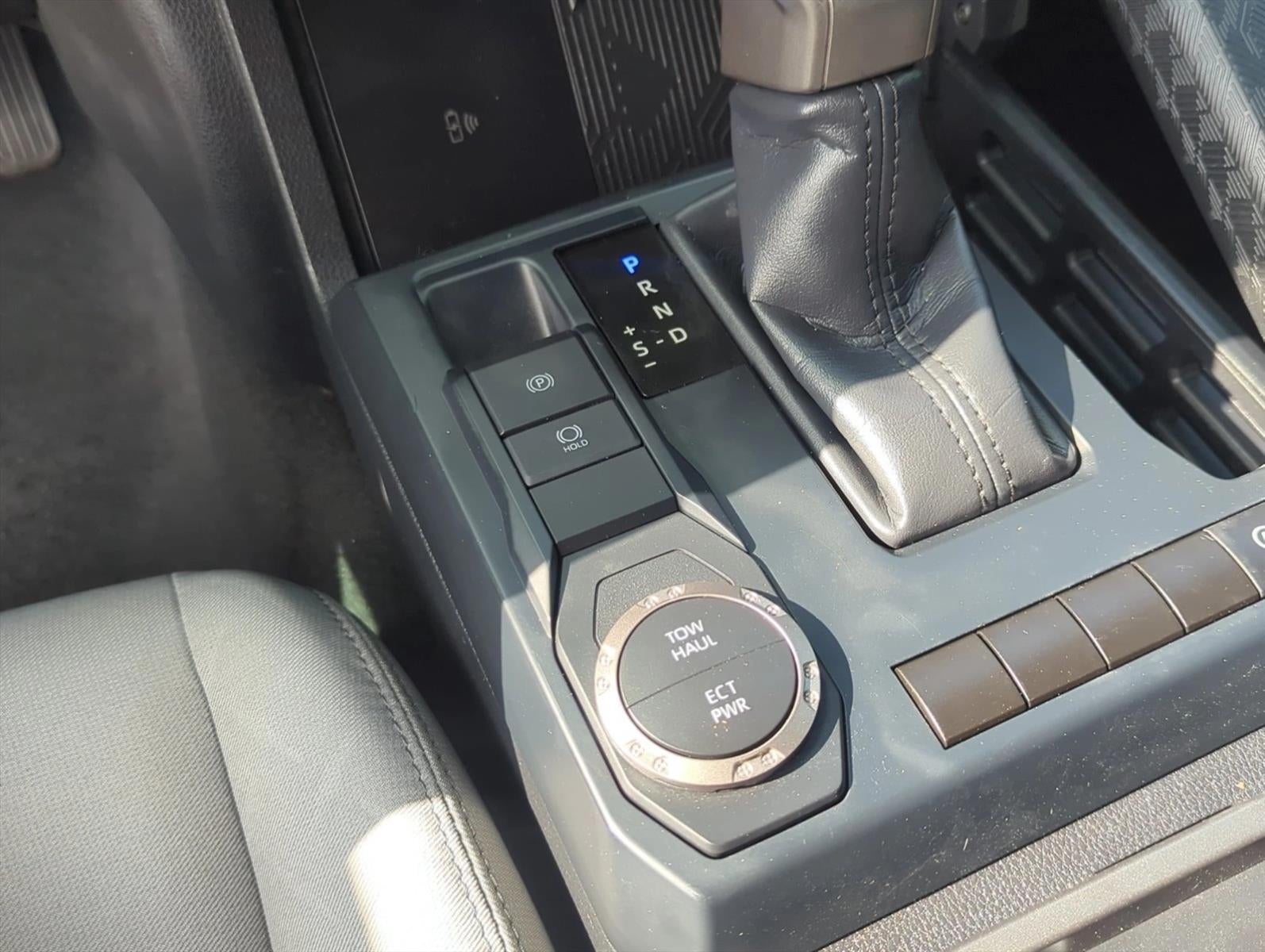 2024 Toyota Tacoma 2WD 2WD SR5 Double Cab 5' Bed AT (SE)