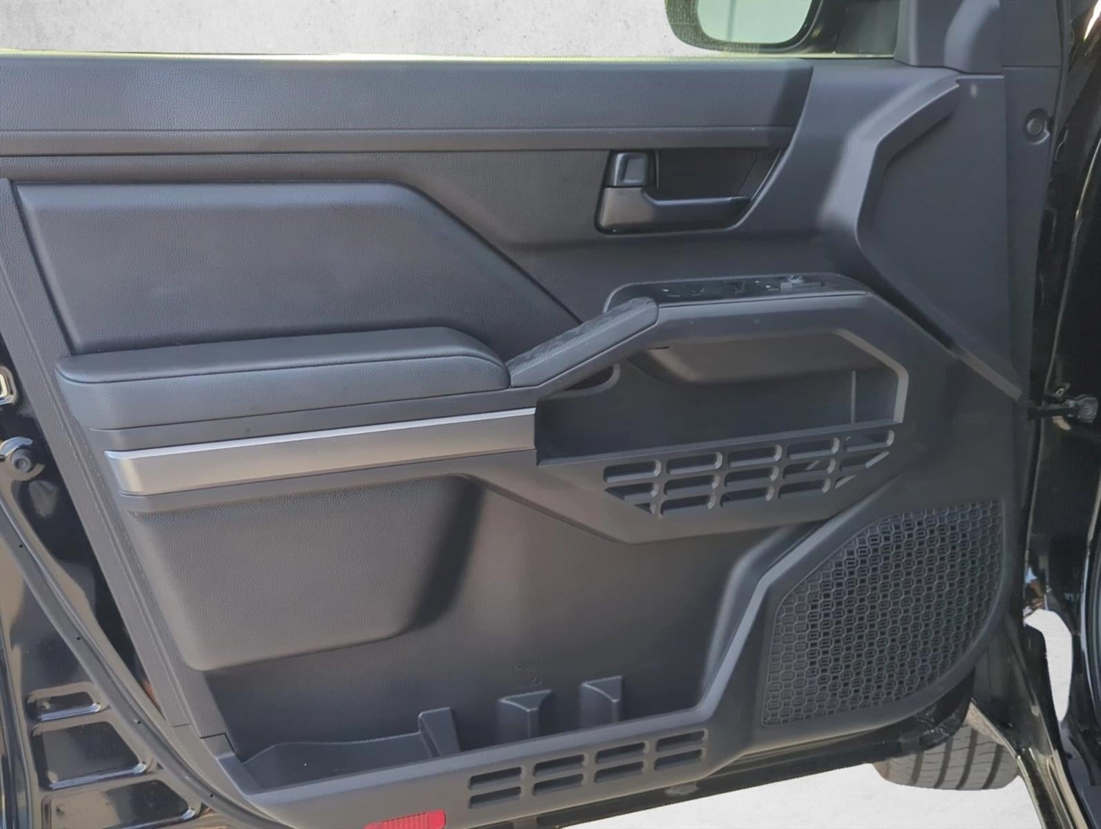 2025 Toyota Tacoma 2WD 2WD SR5 Double Cab 5' Bed AT (SE)