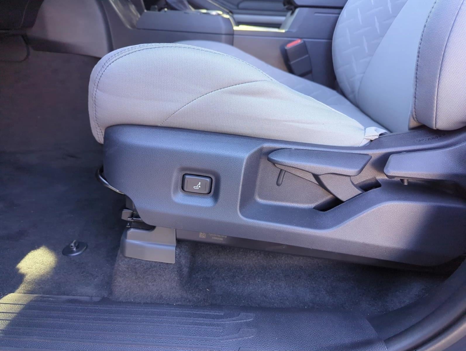 2026 Toyota Tacoma 2WD 2WD SR5 Double Cab 5' Bed AT (SE)