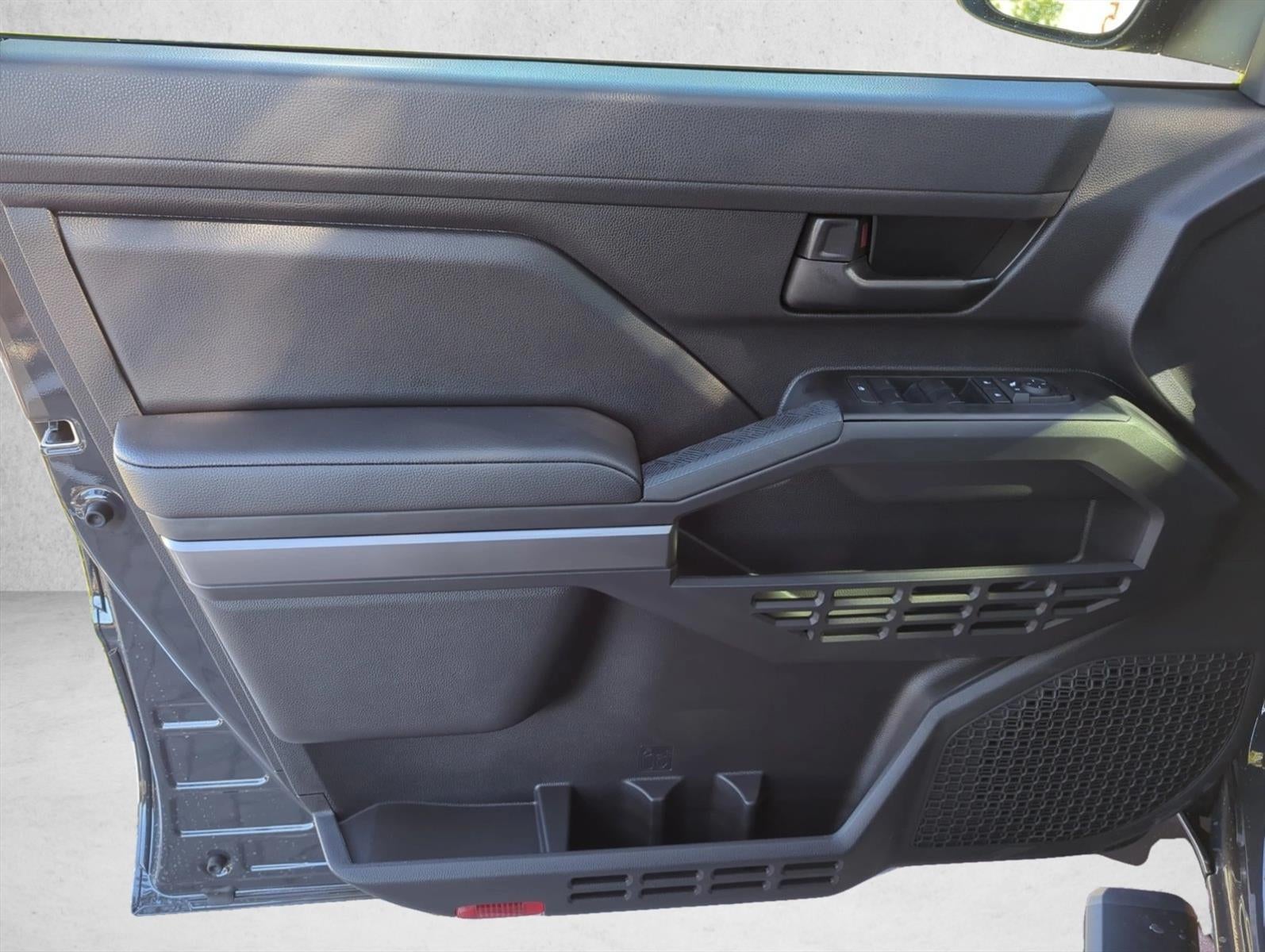 2026 Toyota Tacoma 2WD 2WD SR5 Double Cab 5' Bed AT (SE)
