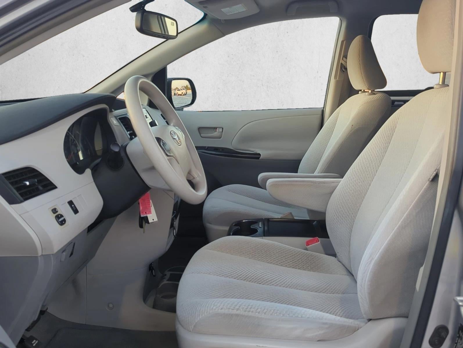 2011 Toyota Sienna 5dr 8-Pass Van V6 LE FWD (Natl)