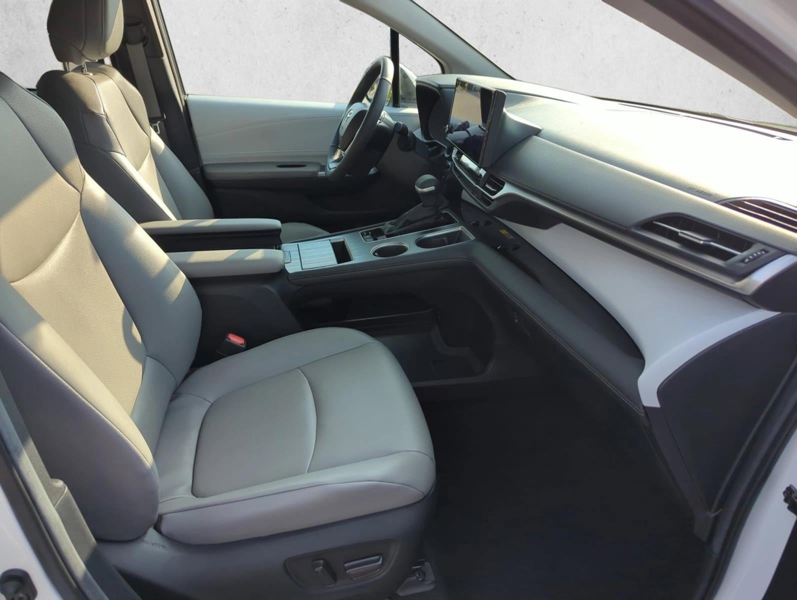 2025 Toyota Sienna XLE FWD 8-Passenger (Natl)