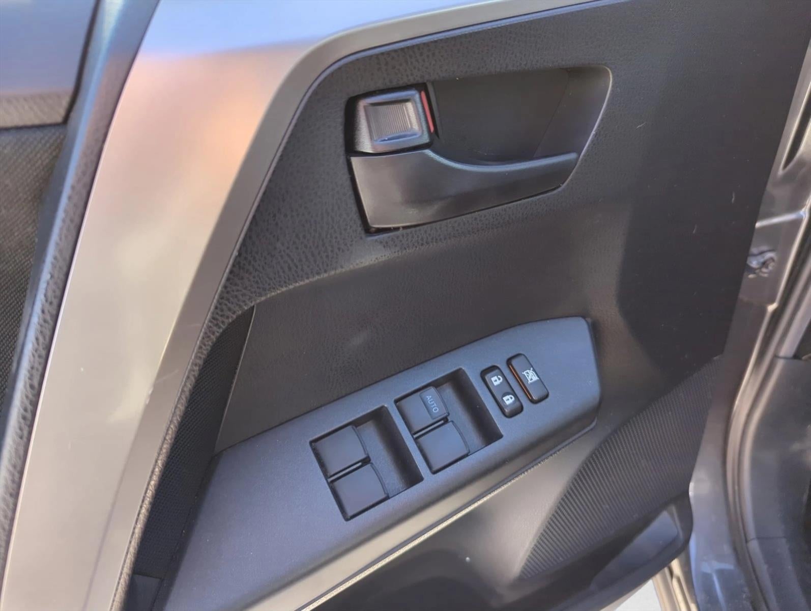 2017 Toyota RAV4 LE FWD (GS)