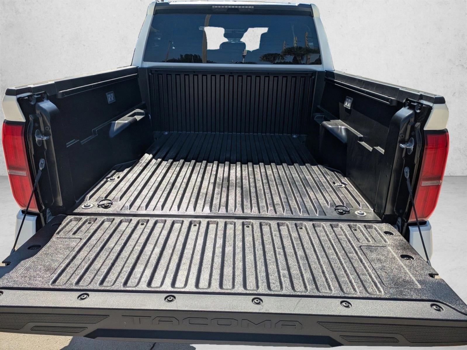 2026 Toyota Tacoma 2WD 2WD SR5 Double Cab 5' Bed AT (SE)