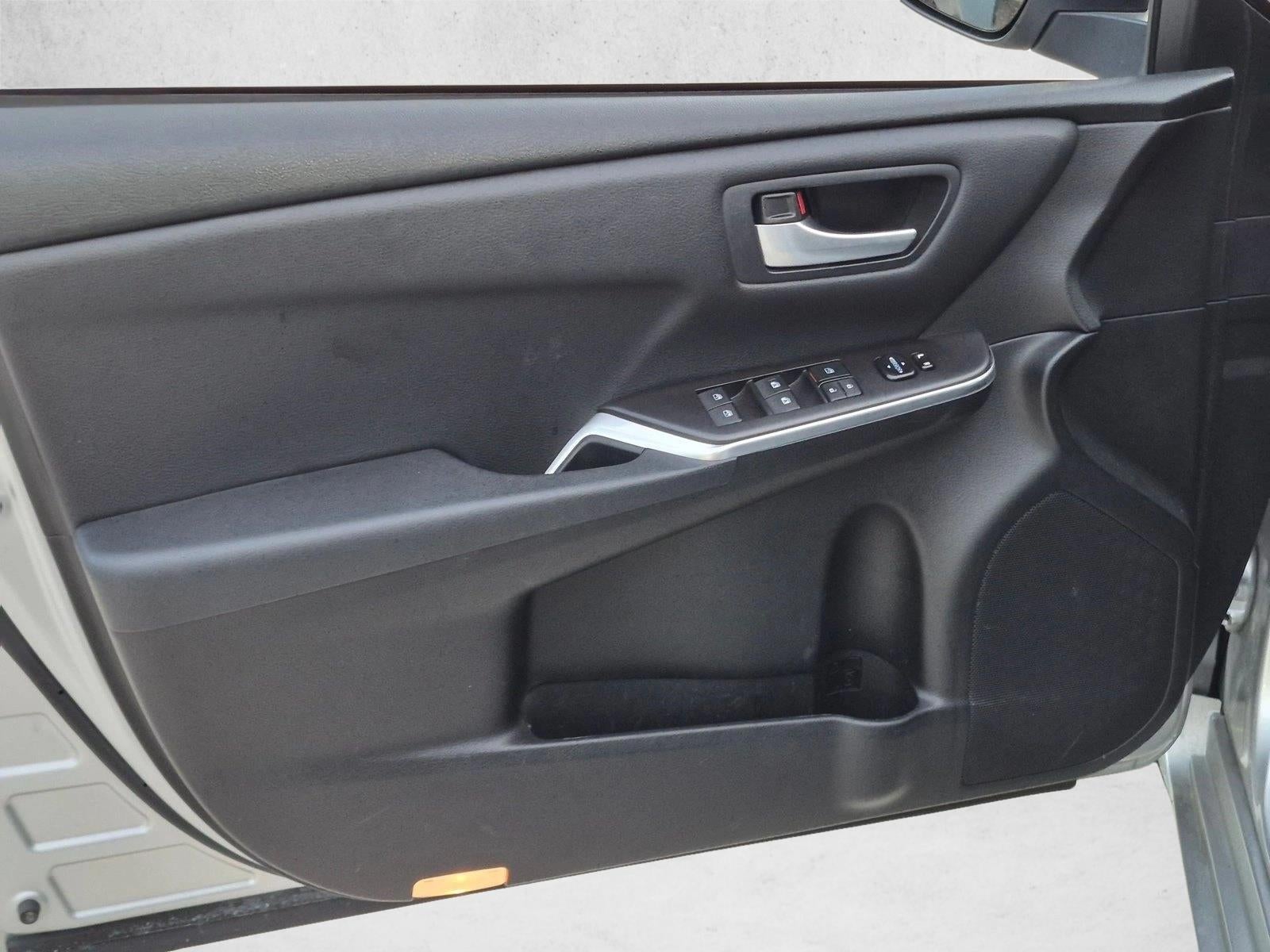 2017 Toyota Camry Hybrid LE CVT (Natl)