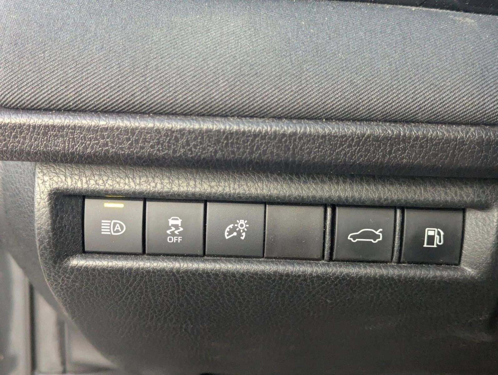 2025 Toyota Camry LE (SE)