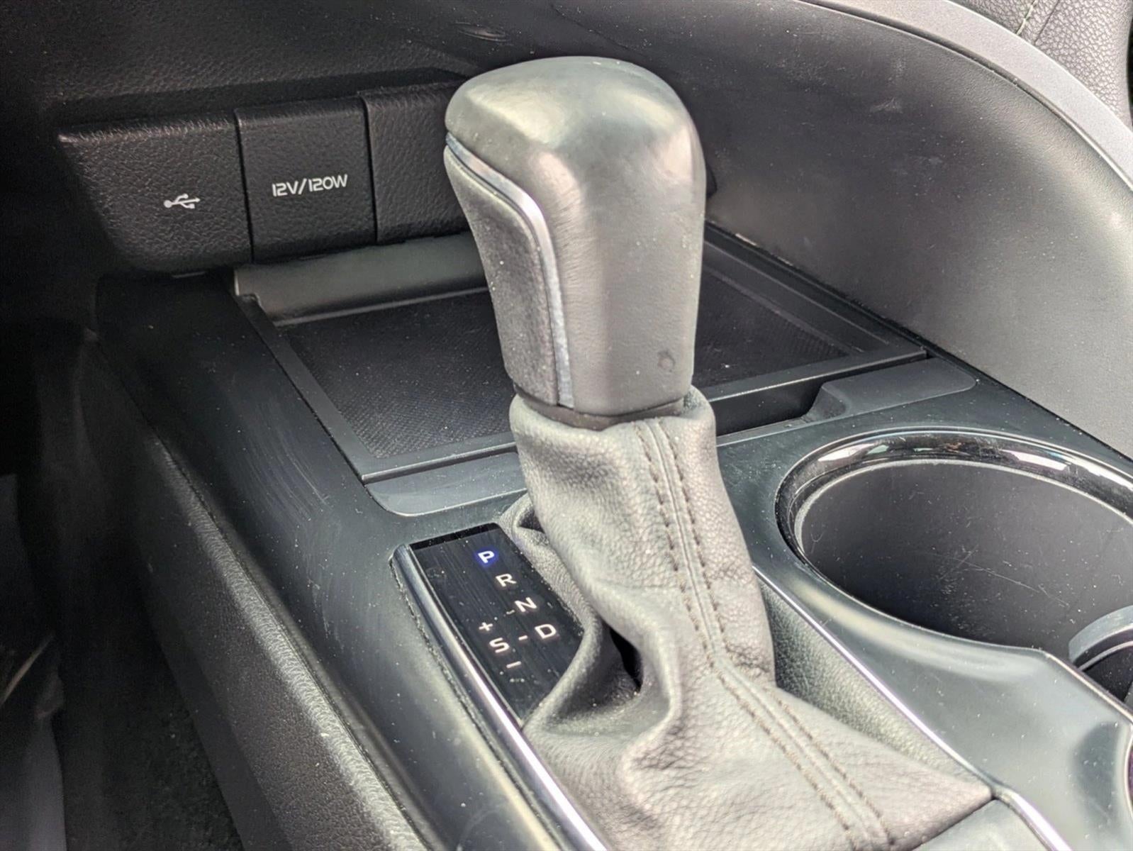 2020 Toyota Camry SE Auto (SE)