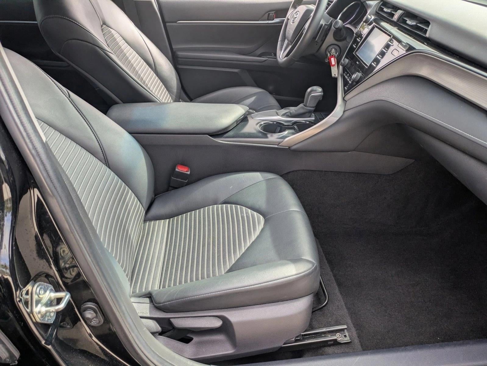 2020 Toyota Camry SE Auto (SE)