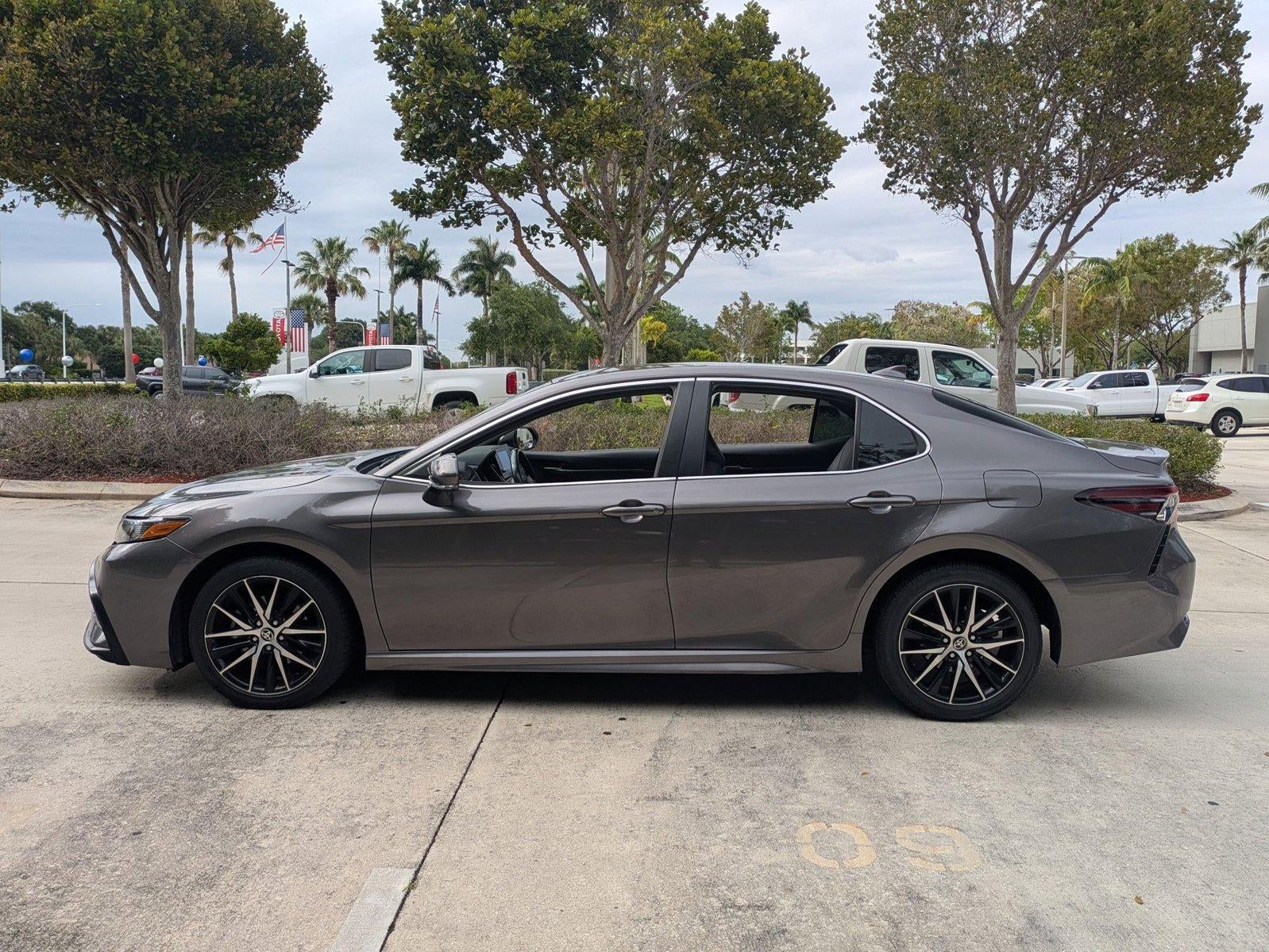 2023 Toyota Camry SE Auto (SE)