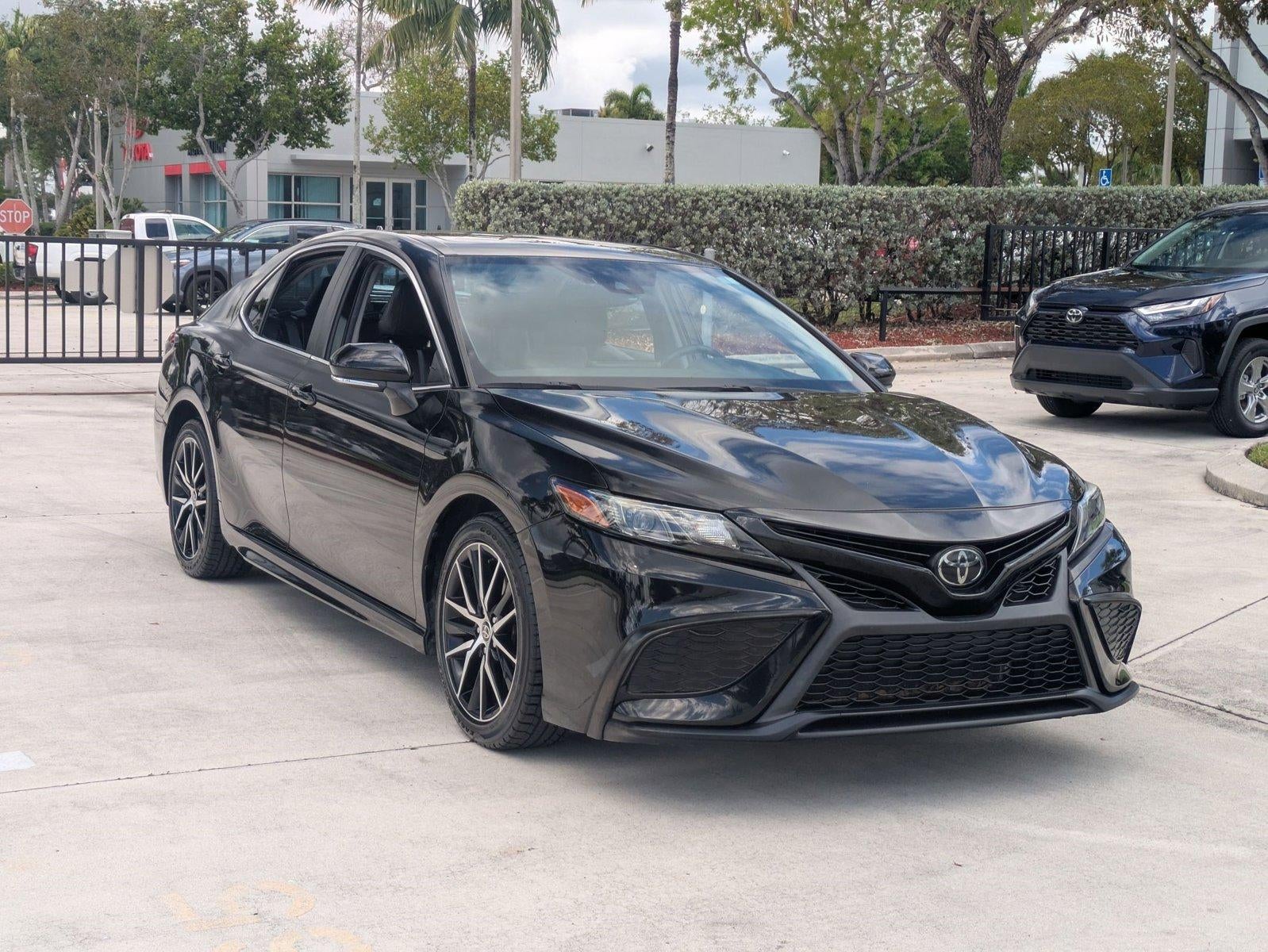 2022 Toyota Camry SE Auto (SE)